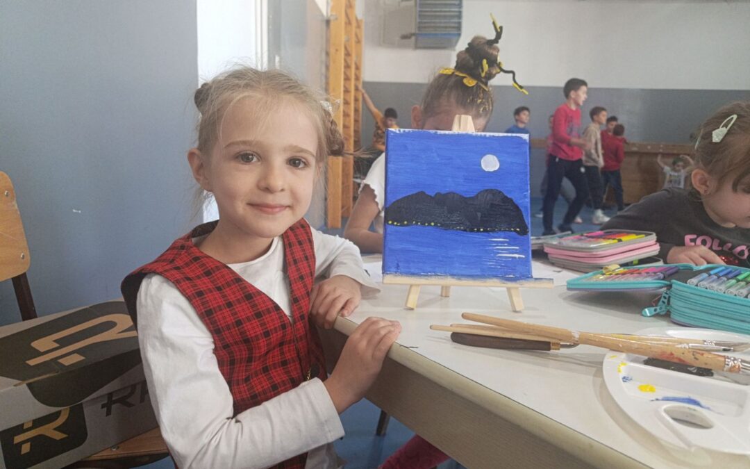 Малишани нижих разреда заблистали на сцени, платну и виолини